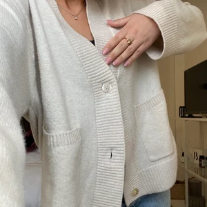 Koft - Finaste stickade koftan från H&M. Slutsåld och nya knappar😍 Stl XS (stor i storlek). Köparen står för frakt🤍