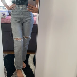 Gråa zara jeans - Kommer inte till användning men är riktigt snygga med färg och passform❤️ är 162 och de sitter perfekt i längden!