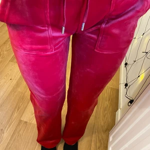 Röda juicy byxor - Röda byxor från juicy couture i storlek xs, velour tyget, helt ny endast testat dom, valde att behålla ett par andra istället och det är försent att returnera dom. Säljes vid bra bud då jag är osäker om ja vill sälja. Inte under 1200kr. skriv för frågor och fler bilder. ❤️❤️ jag är 161 men lite långa på mig så passar längre personer med. Kan frakta spårbart för 66kr