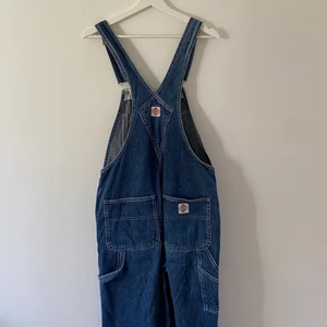 VINTAGE hängselbyxor  - Hängselbyxor i perfekt skick med cargo pant detaljer💕 passar XS-M (jag har M och är 174cm och de passar precis) Jag vill att de ska sitta ”oversize” o därför säljer jag