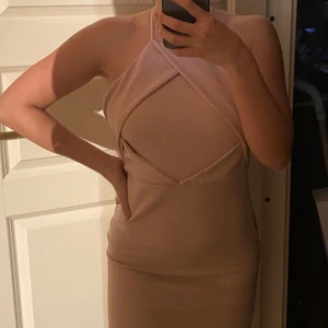 Klänning - Klänning i gammaldagsrosa färg