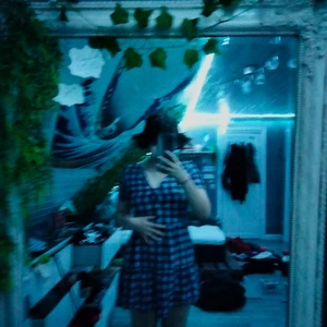 Lila rutig klänning - köptes 2020 och användes en hel del då men är ändå i bra skick! Är både tunn och ganska kort så jag skulle säga att det är en sommarklänning, har v-neck och knappar<3 