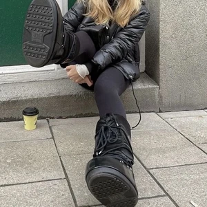 Moonboots - Säljer mina svarta låga moonboots!!❤️❤️ som nya. Nypris 1800kr