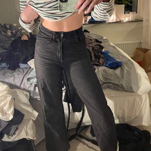 Vanliga svarta utsvängda jeans, storlek 34 
