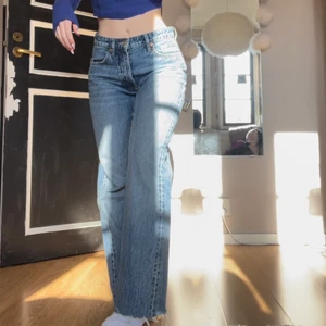 Mid waist jeans - Blå mid waist jeans från zara. De är avklippta men ändå förlånga på mig som är ca. 160. Sparsamt använda💗skriv gärna om du undrar något💗