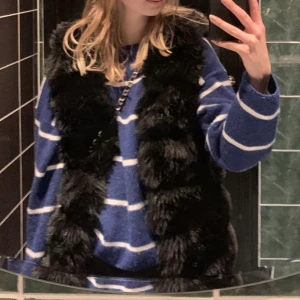 Pälsväst  - Pälsväst beställd från Tessie för ca två år sedan. Mycket sparsamt använd och i väldigt bra skick❄️ Storlek M/L men passar mig som har S, går att använda själv eller över skinnjacka/dunjacka. 