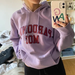 Lila hoodie - Hoodie där det står pardonne moi på. Jätteskön! Sitter som en S/M, perfekt modell