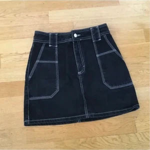 Svart kjol med vita sömmar - Svart kjol med vita sömmar från topshop i strl 36!🥰 Säljer då den inte används tillräckligt mycket. Kan mötas i Stockholm, annars står köparen för frakten❤️