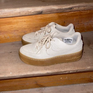 Nike Air Force 1 med rågummisula.  - Hej, jag säljer mina Nike Air Force 1 med rågummisula för att dem är för små för mig och dem kommer inte till användning. Jag har använt dem kanske 4-5 gånger och skosnöret är lite smutsigt. De är storkel 36,5 men passar även för dem med strl 36-37. Original priset var 1200 kr men säljer dem för 500 kr. 