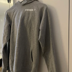 GYMSHARK HOODIE GRÅ - En mans hoodie som passar utmärkt på mig i storlek S. Inga defekter eller liknande på den! Har väldigt många därav säljer jag denna ❤️