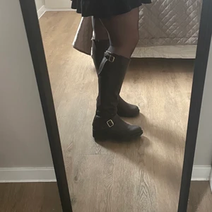 Bruna Johnny Bulls - Ett par mörkbruna höga boots från Johnny Bulls i stl 37, säljes då de tyvärr inte kommer till användning längre! 🤍 använda men i fint skick. Köparen står för frakten.