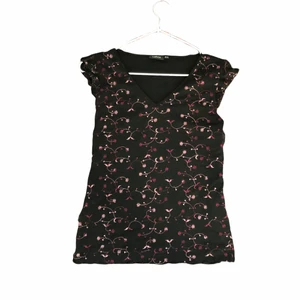 Linne - Fint linne som jag köpt secondhand! Mesh liknande tyg med ett under linne och broderade blommor på!