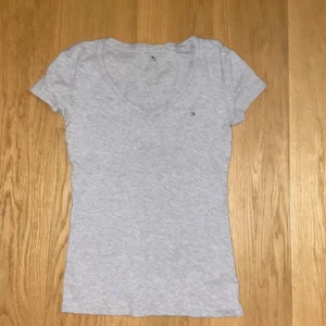 T-shirt från Tommy Hilfiger 💕 - Aldrig använd av mig :) Bra kvalitet! Äkta Tommy Hilfiger. 💕☺️