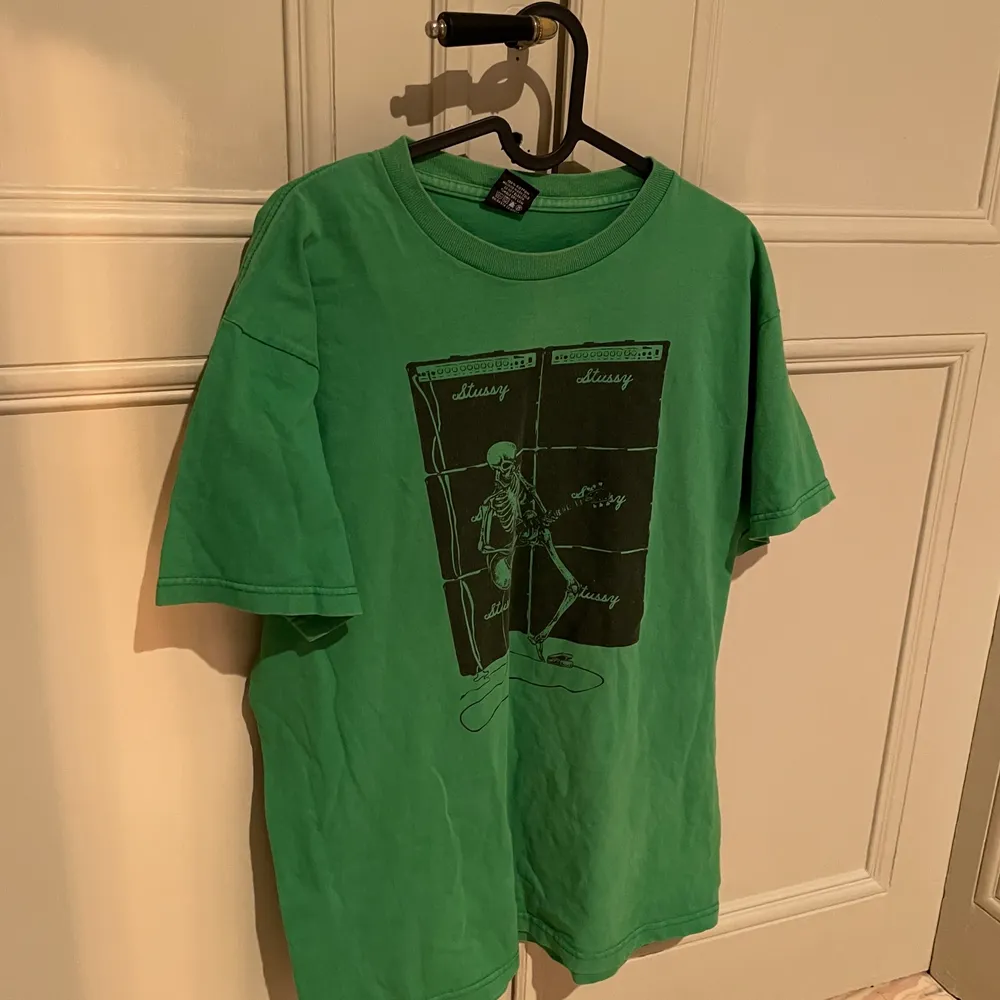 Vintage stüssy tshirt!! Fick den av min pappa som köpte den på tidigt 90-tal och legat på vinden sedan dess. Bra skick och riktigt unik! Storlek L🦾. T-shirts.