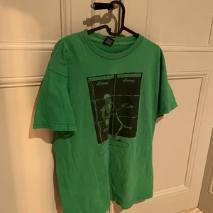 Vintage Stüssy tshirt - Vintage stüssy tshirt!! Fick den av min pappa som köpte den på tidigt 90-tal och legat på vinden sedan dess. Bra skick och riktigt unik! Storlek L🦾