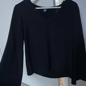 Svart Blus - En svart blus med vidare ärmar. Knappt använd och därav väldigt bra skick. Kan gå ner i pris vid snabb och enkel affär✨