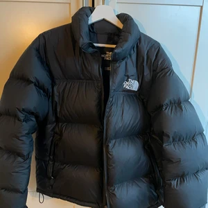 The North Face puffer jacka - TNF nuptse 1996 jacka köpt i december ungefär, inga synliga fläckar eller defekter så vitt jag vet. Storlek Large, passar både kille och tjej