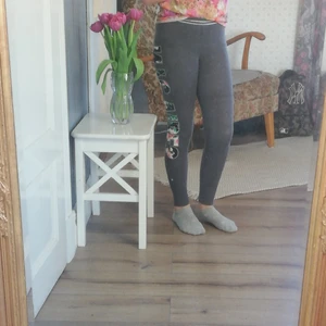 Byxor  - Ett par byxor som jag haft i typ 3 år. Det är i jättebra skick inte mycket använt.