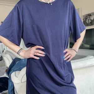 FilippaK klänning  - Jätteskön och fin FilippaK klänning i marinblått. Perfekt till våren/ sommaren! Står L men mer M☺️