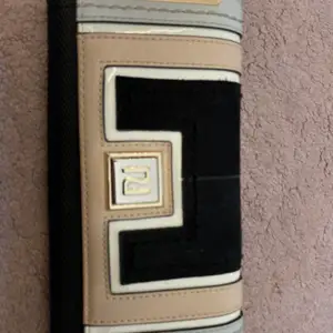 En fin och elegant plånbok 