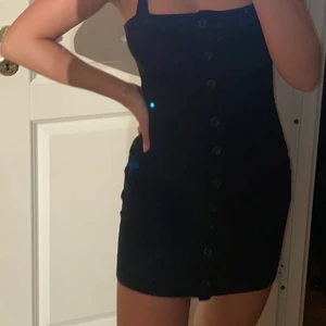 Klänning  - Klänning med knappar som du knyter banden själv på🥰