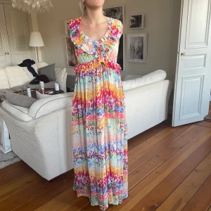 Långklänning  - Jättefin långklänning från the garden collection från HM. Aldrig använd med prislapp på. 