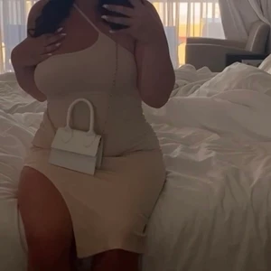 sommarklänning med slits - Jag säljer denna fina sommarklänning då jag längre inte använder den. Den är i storlek S och är true to side.