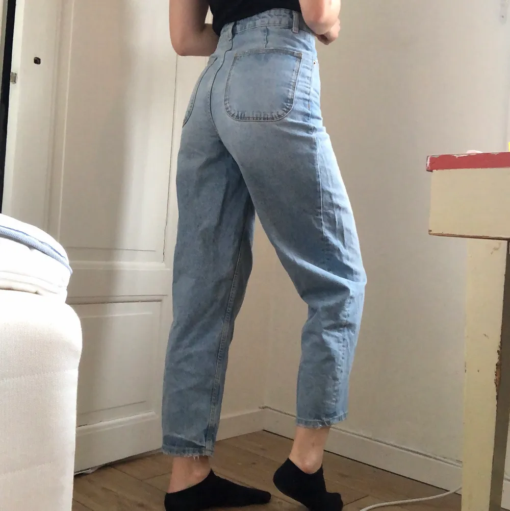 Ljusa vida jeans från Zara som tyvärr blivit för korta för mig (jag är ca 172cm lång). Bra skick!. Jeans & Byxor.