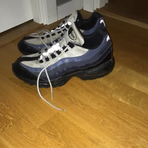 Nike air Max 95 - Helt okej skick lite använda.storlek 43. 600 eller bud!
