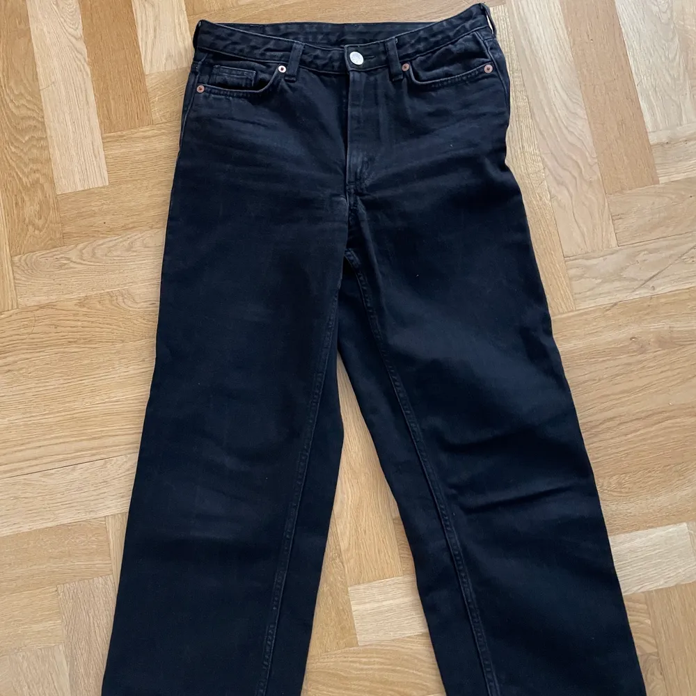 Croppade raka jeans från Monki med vanlig midja. Jeans & Byxor.