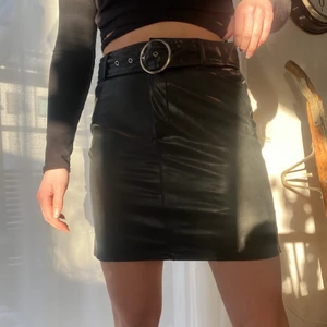 Skinnkjol med bälte - Använd ca 3 ggr, kommer med bälte