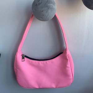 Säljer denna rosa väskan från shein! Använd fåtal gånger. Säljer för att jag inte brukar använda den!