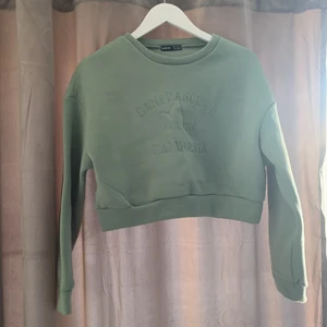 Tröja från shein - En grön tröja från shein i storlek xs som aldrig har använts. Tröjan slutar lite högre upp än midjan. Passar mig som egentligen har small.