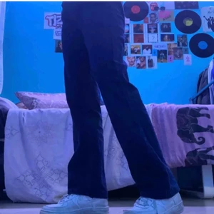 mörkblå jeans - fett goa jeans i PERFEKT mörkmörkblå färg. köpa här på plick, var för korta. skriv för mått o fler bilder! (Förra ägarens bilder) 💫💫💫💫