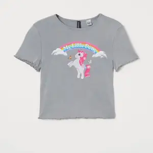 Ljusgrå t-shirt med ”my little pony”-tryck från H&M. Rund halsringning och overlockad kant vid ärmslut och nedtill. 100% bomull. Aldrig använd🦄