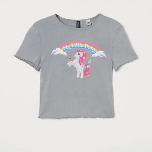 ”My little pony” t-shirt - Ljusgrå t-shirt med ”my little pony”-tryck från H&M. Rund halsringning och overlockad kant vid ärmslut och nedtill. 100% bomull. Aldrig använd🦄