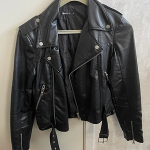 Skinnjacka  - Svart skinnjacka 