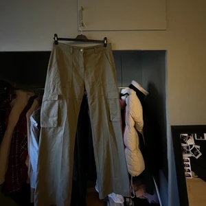 Cargopants - Ett par Cargo pants som ja spontan köpte men insåg att det inte riktigt va min stil! Ändats testade🤎🤎köpte en liten större modell så de skulle sitta oversize 