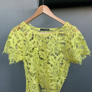 Gul blus - Säljer min sååå coola gula tröja. Perfekt till sommaren. Tröjan har så fina detaljer😍