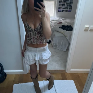 Blommigt volanglinne - INTRESSEKOLL!! på detta så fina volanglinne ifrån zara, väldigt populärt och helt slutsålt!! passar perfa nu tilll sommaren eller till fest, skriv privat vad du hade kunnat betala(ej ink frakt)❤️❤️