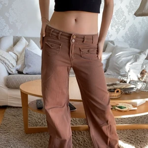 Bruna lågmidjade jeans  - Säljer dessa coola bruna lågmidjade jeans eftersom de ej kommer till användning! Det låga priset beror på några rosa fläckar längst ner på benet men verkligen inget man tänker på när man har på sig byxorna🥰