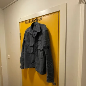 CP Company overshirt  - Plagget är använt ytterst lite och är i väldigt bra skick. Köpt förra sommaren.