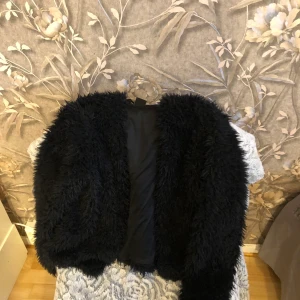 Fluffig jacka - En svart fluffig jacka från gina strl xs