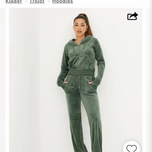 Juicy Coutore - Säljer min fina Juicy Coutore dress i storlek M. Säljes då jag tyvärr köpt fel storlek och det är lite för stort för mig. Använd Max 3 gånger och inköpt på Johnells i Stockholm för 2100kr. 