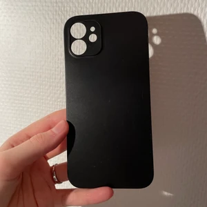 iPhone 12 skal -  Helt nytt skal till iPhone 12, frakten är 14kr med PostNord. Packas säkert i bubbelplast och postbevis samt gåva ingår alltid, pris sänks inte !! 