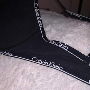 Jätte fin bh från Calvin klein som är köpt i deras butik💗Är i bra skick och har används lite pga av att den inte passar mig! Hoppas därför att den kan ge glädje åt nån annan☺️Den är A-kupa men passar nog defentivt en person som har B! Vid frågor är det bara att skriva till mig!💓