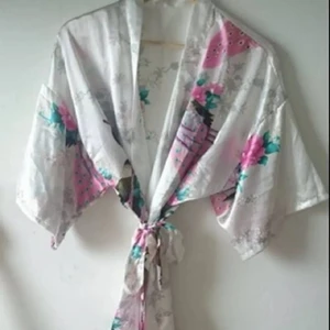 Sov kimono - Använd fåtal gånger. Mycket godkvalite. Fågelmotiv, asiatisk.