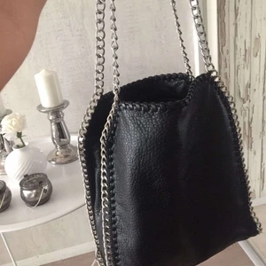 Tiamo Väska  - Säljer min fina men använda Tiamo väska, den är i storleken ”large” och köpt från scorett för några år sedan. Har ej kvitto kvar. Kommer inte sänka priset mer! 💕