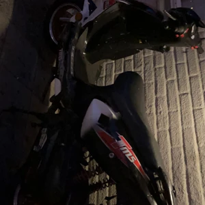 moped - Säljer min begagnade moped då den inte kommer till användning. Mopeden har några frakturer på vissa ställen och startar inte och därmed så säljer jag den så billigt som möjligt.