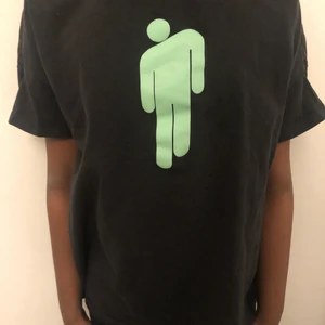 Bille Eilish t-shirt - Detta är en Billie Eilish tröja ifrån H&M som är väldigt liten för mig nu och jag har kanppt använt den så därför säljer jag den nu.💚🖤